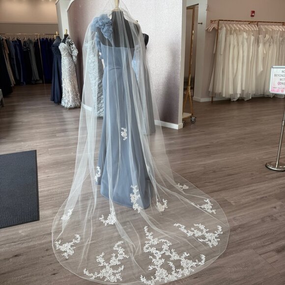 LACE APPLIQUE BRIDAL CATHEDRAL VEIL - Picture 2 of 5